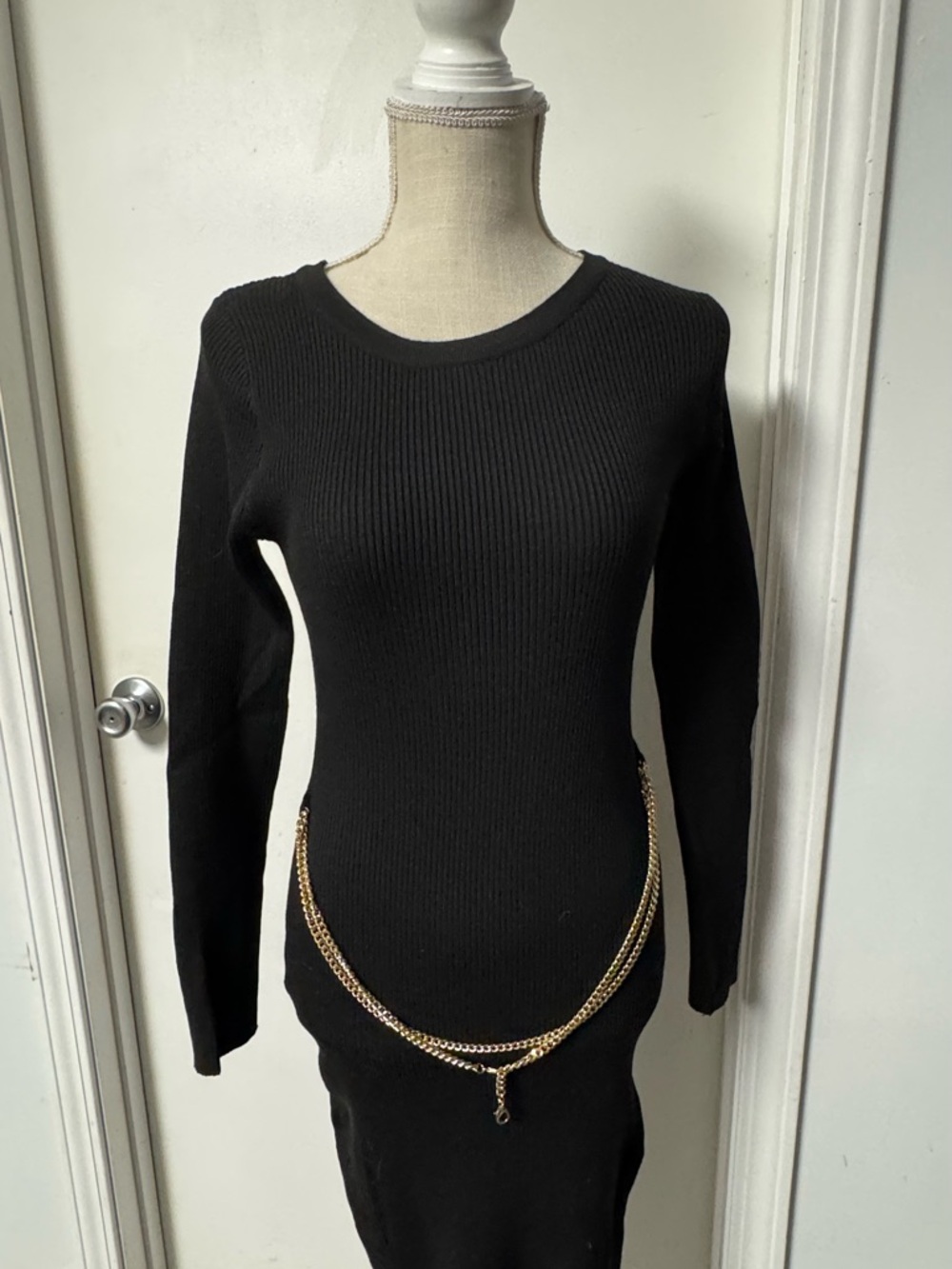 Black Long-Sleeve Bodycon Dress with Chain Detail - Picture 5 of 8